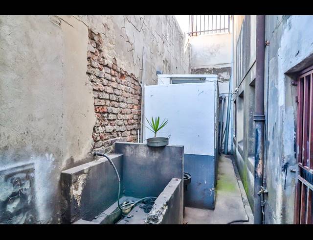250M² BUILDING FOR SALE IN CITY & SUBURBAN